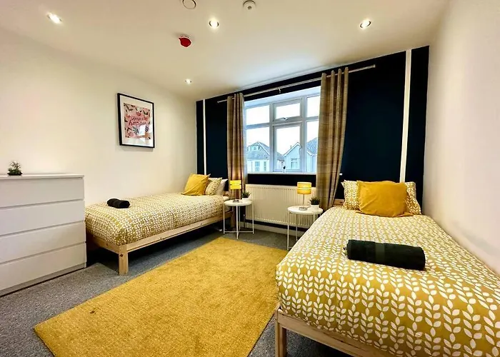 Massive New 8 Bedroom House Sleeps Up To 21 - Accepts Groups - Great Location - Free Parking - Fast Wifi - Smart Tvs - Sleeps Up To 21 People - Close To Bournemouth & Poole Town Centre & SandbanksVilla