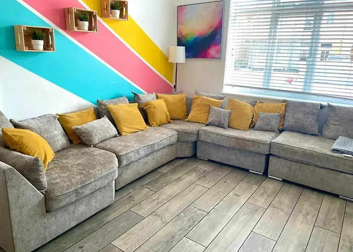 Massive New 8 Bedroom House Sleeps Up To 21 - Accepts Groups - Great Location - Free Parking - Fast Wifi - Smart Tvs - Sleeps Up To 21 People - Close To Bournemouth & Poole Town Centre & SandbanksVilla