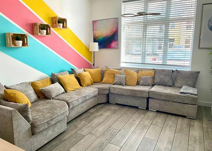 Massive New 8 Bedroom House Sleeps Up To 21 - Accepts Groups - Great Location - Free Parking - Fast Wifi - Smart Tvs - Sleeps Up To 21 People - Close To Bournemouth & Poole Town Centre & SandbanksVilla