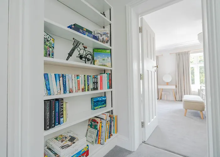 Highcroft House By GrandeurVilla