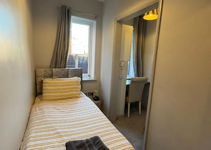 Seaside Serenity: 4-Bedroom Beach House with Garden